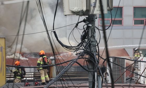 봉익동 건물 화재 진압하는 소방 대원들
