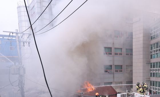 종묘 인근 건물 화재 진압하는 소방