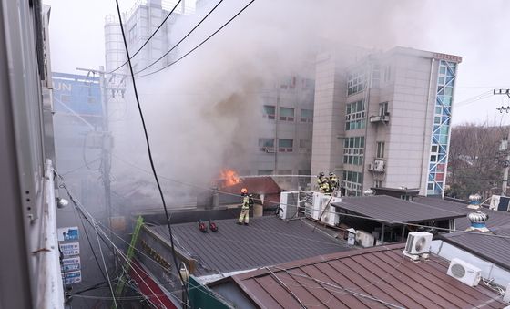 봉익동 건물 화재 진압하는 소방대원들