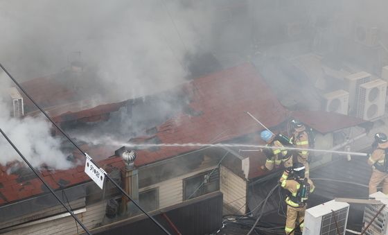 봉익동 화재 현장에 피어오르는 연기