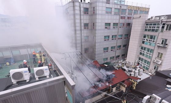 연기 피어오르는 봉익동 화재 현장