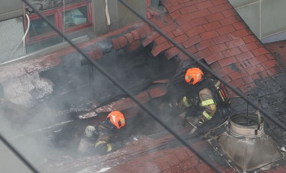 봉익동 건물 화재 진압하는 소방대원들