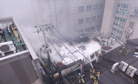 종묘 인근 건물 화재 진압하는 소방대원들