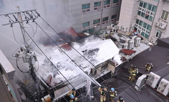 종로구 종묘 인근 건물 화재 진압하는 소방대원들