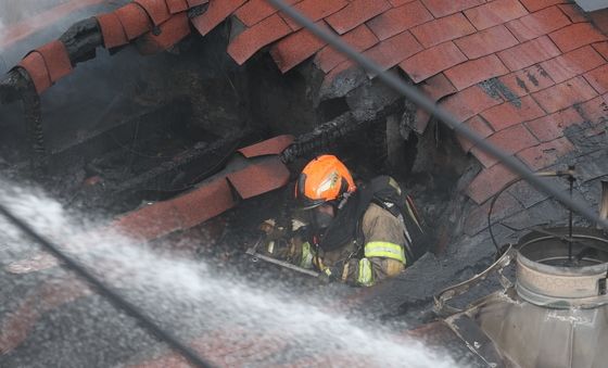 봉익동 건물 화재 진압하는 소방대원
