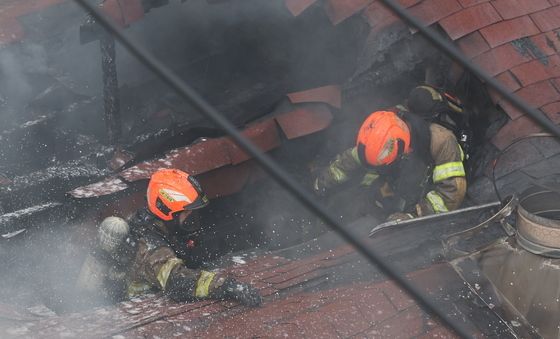 종묘 인근 건물 화재 진압하는 소방대원들