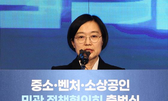 인사말하는 한성숙 중기부 장관