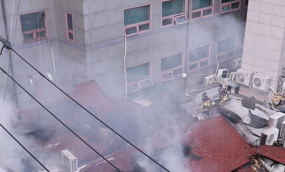 종묘 인근 건물 화재 진압하는 소방대원들