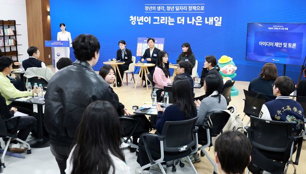 참석자 발언 경청하는 김영훈 장관