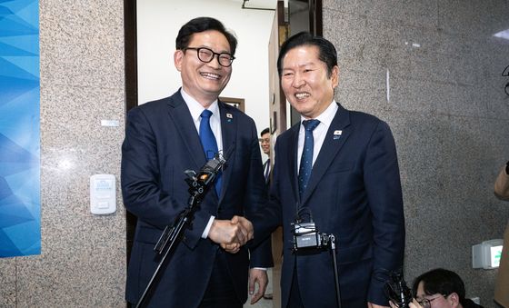 정청래 대표와 송영길 전 대표 '손 맞잡고'