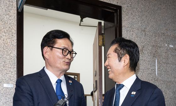 정청래 더불어민주당 대표, 송영길 전 대표와 손 맞잡고