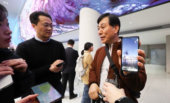 현지 상황 사진 보여주는 중동 관광객