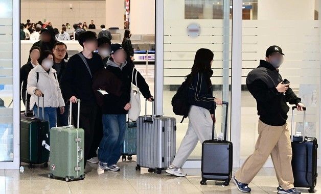 인천공항 도착한 중동 여행객과 교민들