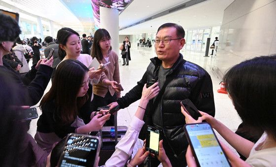 취재진과 인터뷰하는 중동 여행객