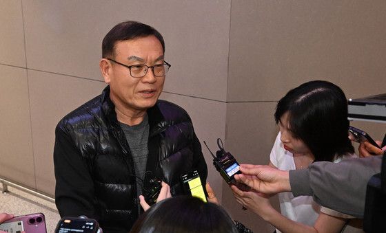 취재진과 인터뷰하는 중동 여행객