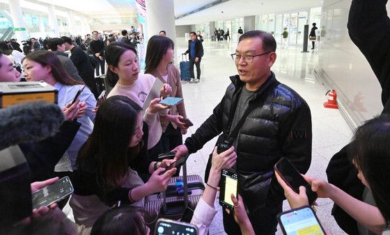 취재진과 인터뷰하는 중동 여행객