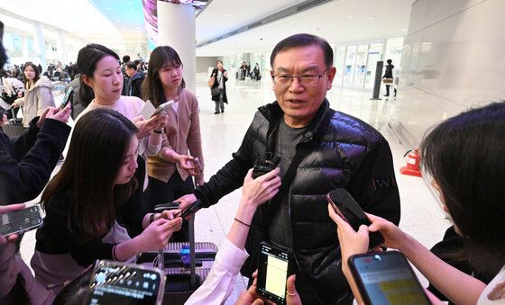 취재진과 인터뷰하는 중동 여행객