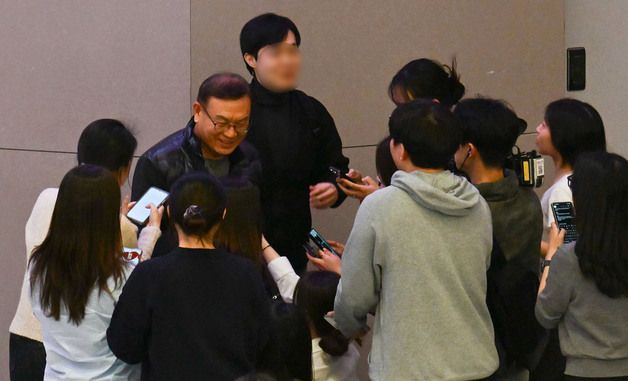 인터뷰하는 두바이 체류객