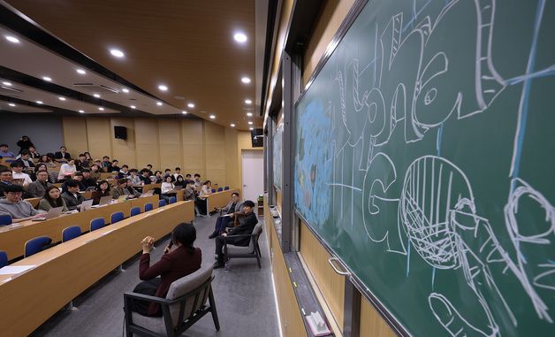 알파고와 대국 10주년 기념 특별대담하는 이세돌