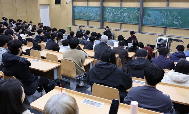 알파고와 대국 10주년 기념 특별대담하는 이세돌