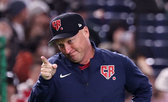 도쿄돔 입장하는 파벨 하딤 체코 감독