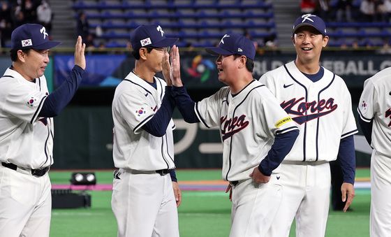 코치진과 하이파이브하는 류지현 감독