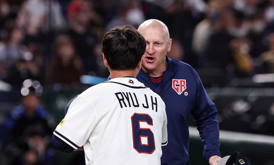 악수하는 한-체코 감독