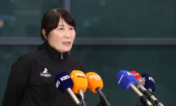 천신만고 끝 귀국한 이도희 이란 배구 감독