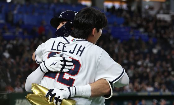 이정후와 포옹하는 위트컴