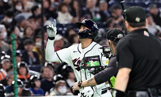 홈런 세리머니하는 셰이 위트컴