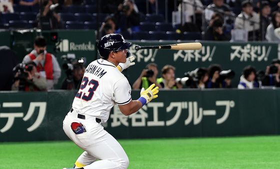 2루타 치는 안현민