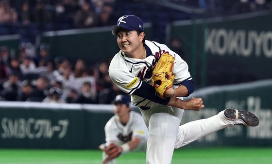 역투하는 유영찬