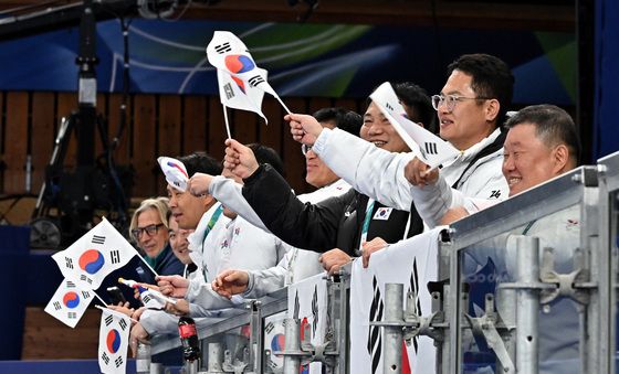 응원하는 전선수 선수촌장과 양오열 선수단장