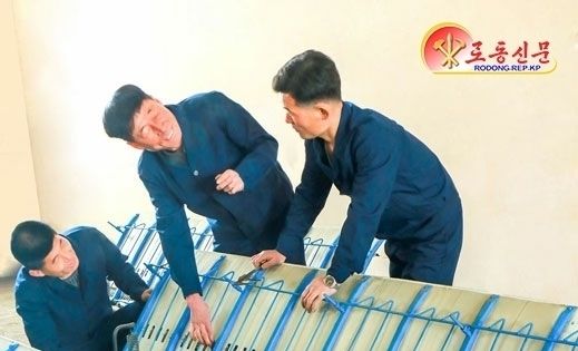 '농기계 생산'하는 北 강계농기계공장 직원들