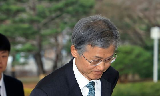 조희대 대법원장, 범여권의 탄핵안 서명운동 돌입 소식 속 출근길