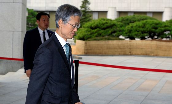 범여권의 탄핵안 서명운동 돌입 소식 속 출근하는 조희대 대법원장