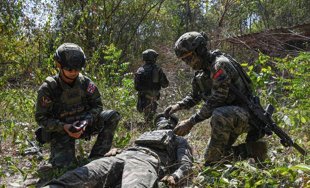 전투부상자 처치 훈련하는 한·태 수색부대 장병들