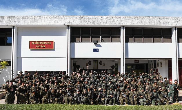 기념촬영하는 한·미·태 장병들