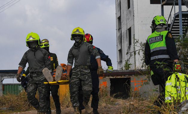 부상자 이송하는 다국적군 장병들