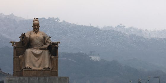 '3월에 눈 쌓인 북악산'