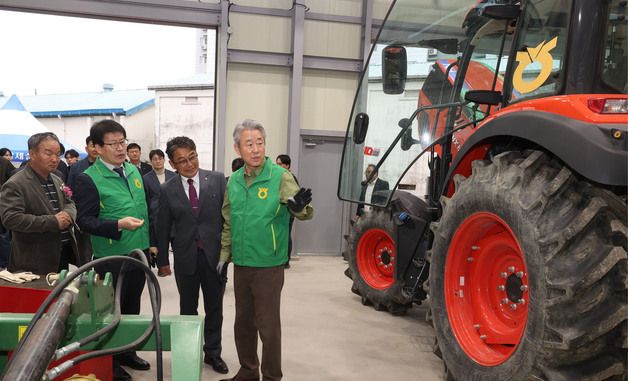 농기계 수리 현장 살펴보는 강호동 농협 회장