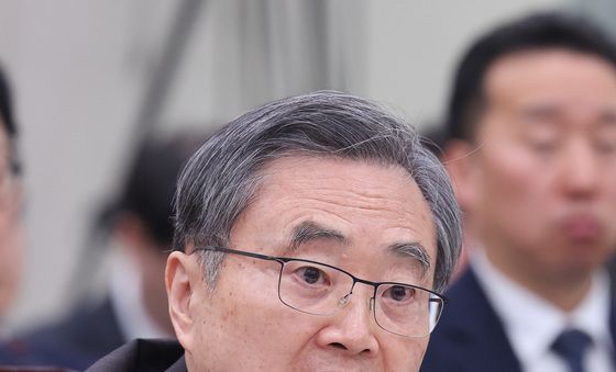 답변하는 조현 외교장관