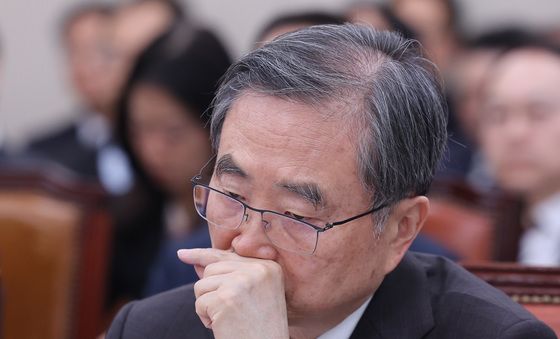 생각 잠긴 조현 외교장관