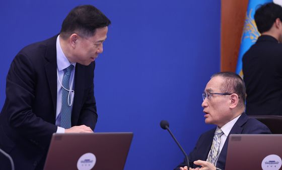 임웅순 2차장과 대화하는 위성락 안보실장