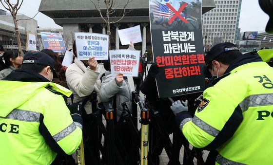 한미연합훈련 중단 요구하며 경찰과 대치하는 시민단체