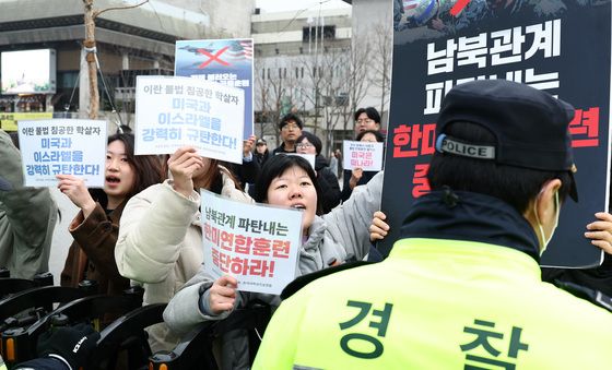 미국대사관 이동 중 경찰에 가로막힌 대진연