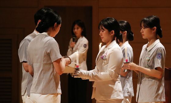 헌신 다짐하는 나이팅게일 선서식