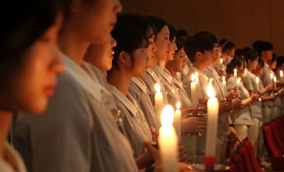 헌신 다짐하는 나이팅게일 선서식