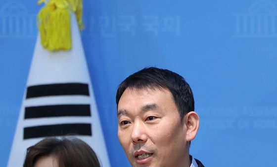 공소청법 개정 반대 기자회견하는 김용민