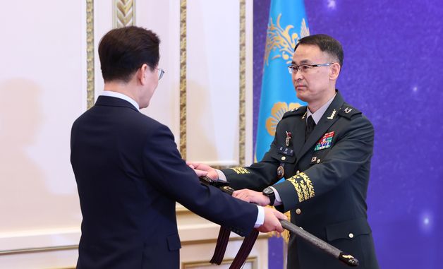 이재명 대통령, 김문상 준장에게 삼정검 수여